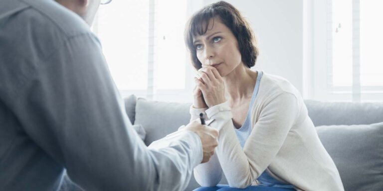 women-listening-during-therapy-during-opioid-treatment-near-louisville-kentucky