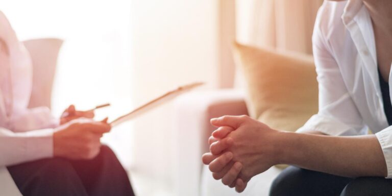 woman talking to therapist in a medicaid drug rehab in louisville